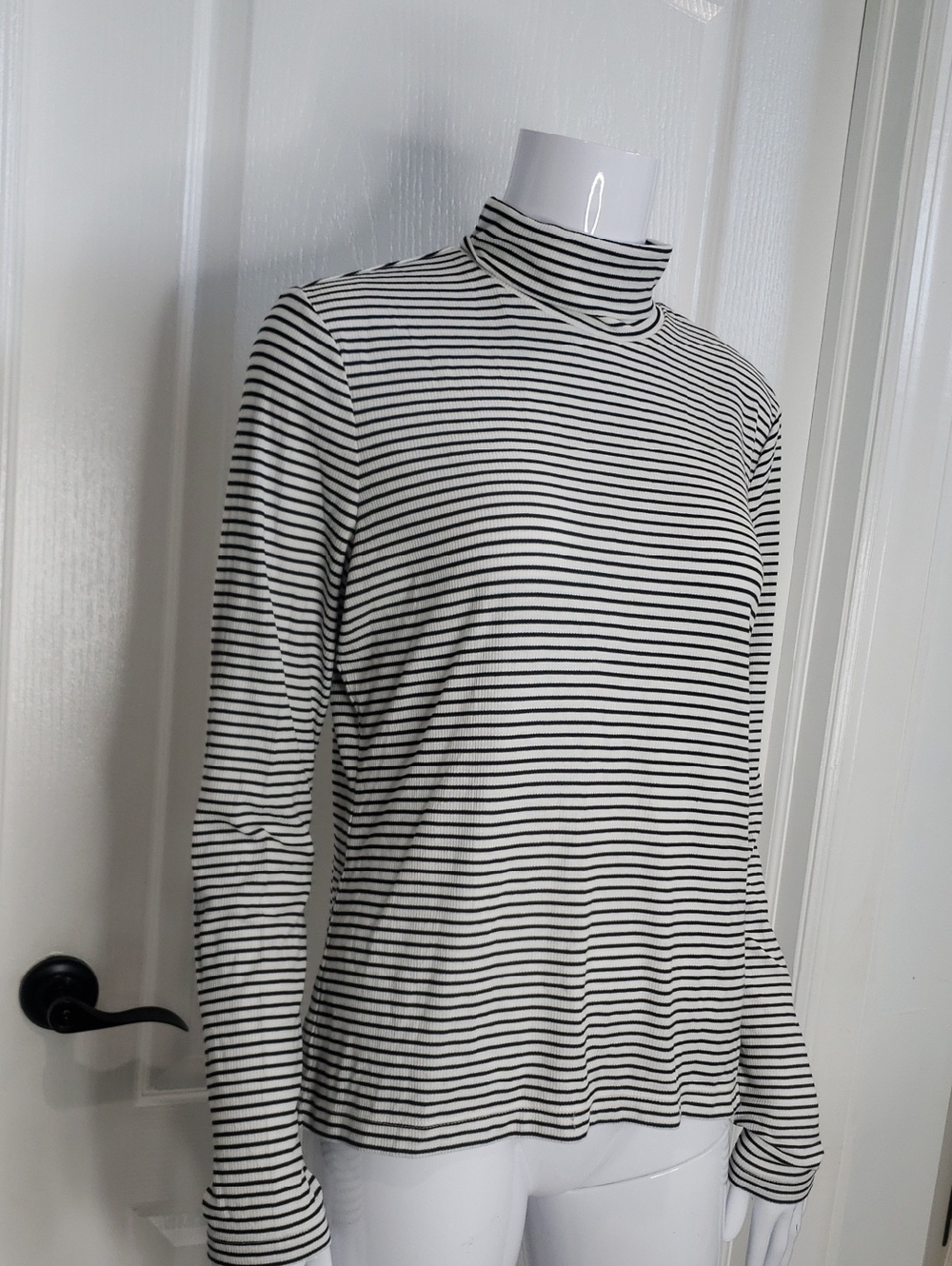 H&M Black & White Turtleneck Size Large